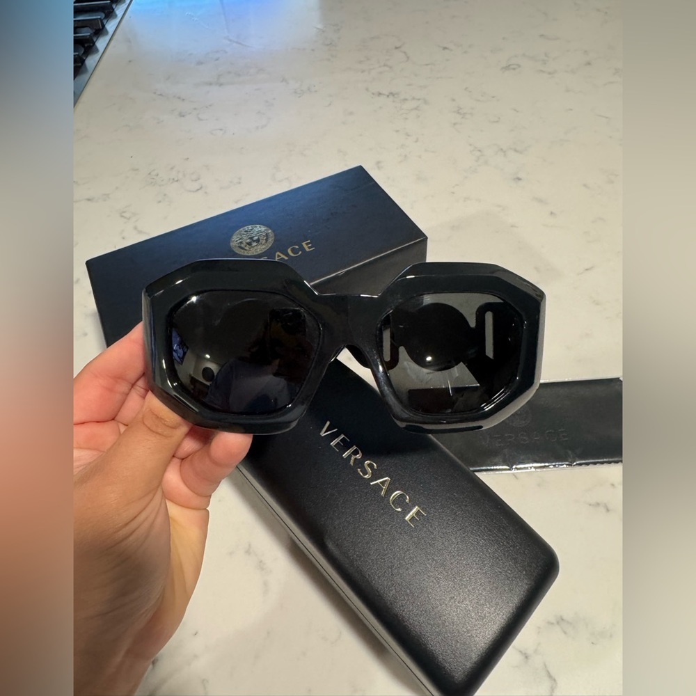 ONE DAY SALE✨
SALE✨Versace Black and Gold Sunglasses Modern Design - Picture 13 of 16